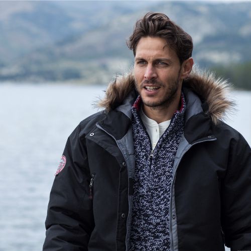 ein mann tragt eine dicke und schwarze winterjacke