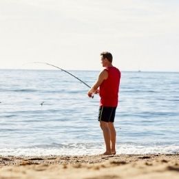 ein mann angelt am meer