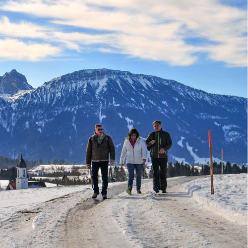 drei menschen wandern im schnee