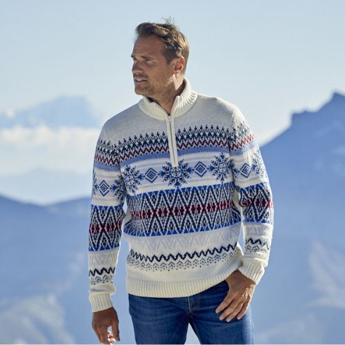 ein mann tragt einen weissen strickpullover mit motiven im norweger stil