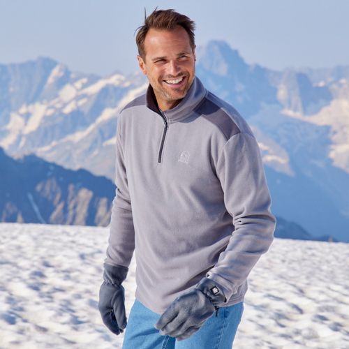 ein mann tragt einen grunen fleecepullover im winter